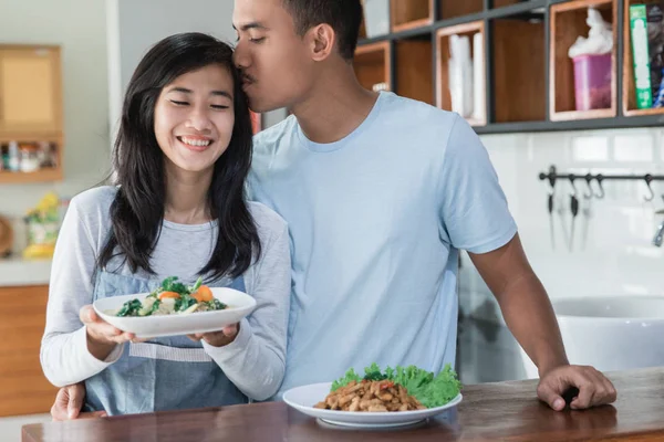 Jovem asiático casal no o cozinha cozinhar — Fotografia de Stock