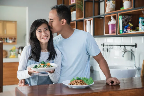 Asiatico coppia in il cucina preparazione cibo — Foto Stock