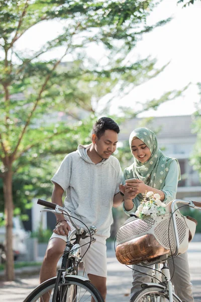 Muslimisches Paar auf dem Fahrrad — Stockfoto