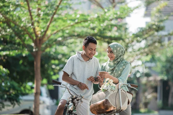 Asiatisches Paar auf dem Fahrrad — Stockfoto