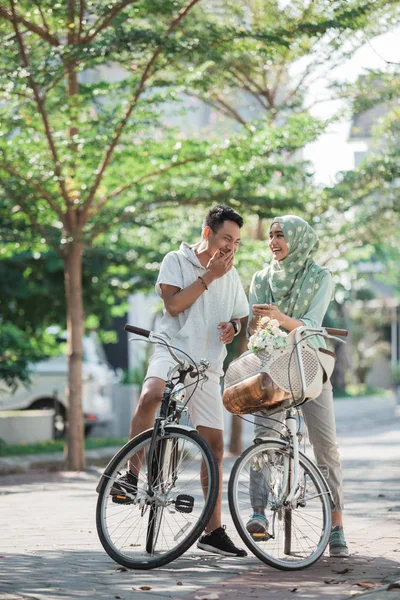 Muslimisches Paar auf dem Fahrrad — Stockfoto