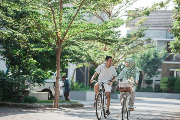 Pár kézenfogva közben ride a bike — Stock Fotó