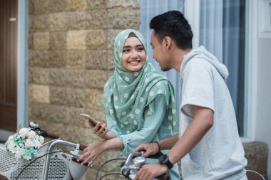 Çift bir bisiklete binmek için gidiyoruz