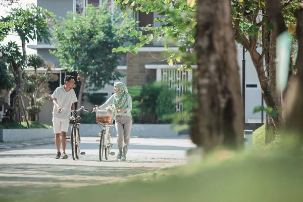 Wanita dan pria mengendarai sepeda — Stok Foto