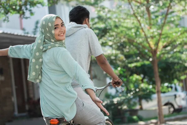 Frau und Mann auf dem Fahrrad — Stockfoto