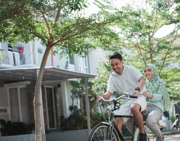 Frau und Mann auf dem Fahrrad — Stockfoto