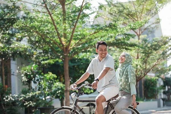 Жінка і чоловік їде на велосипеді — стокове фото