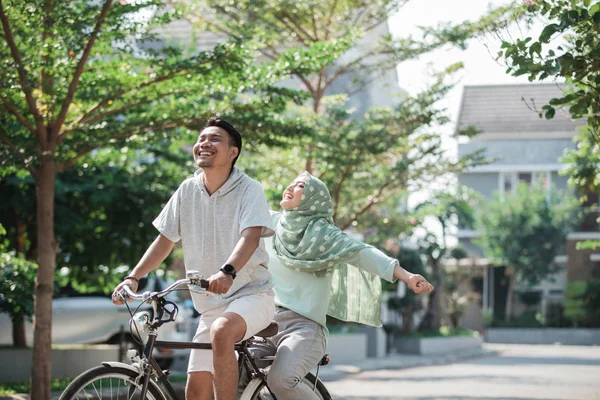 Woman and man riding a bike — Stock Photo, Image