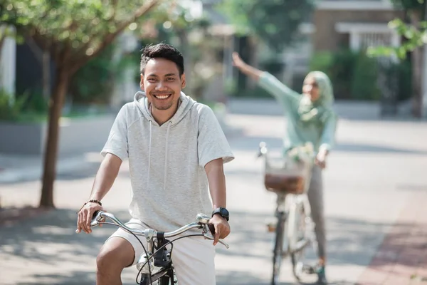 Asiatische Männchen Reiten ein Fahrrad — Stockfoto