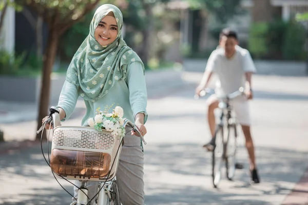 イスラム教徒の女性が自転車に乗る — ストック写真