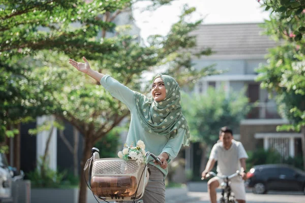 Femme musulmane en vélo — Photo