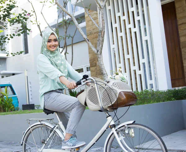 Frau mit Hijab auf dem Fahrrad — Stockfoto