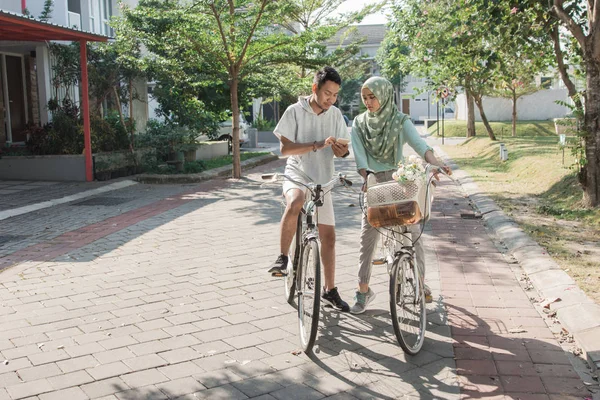 Divertirse montando una bicicleta —  Fotos de Stock