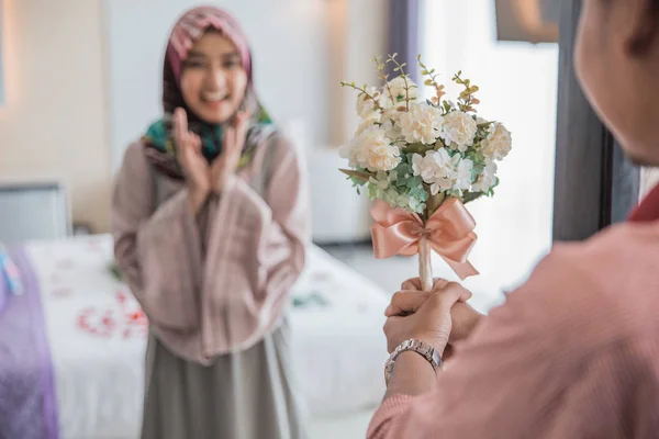 Muslim wanita memiliki bunga dari laki-laki — Stok Foto