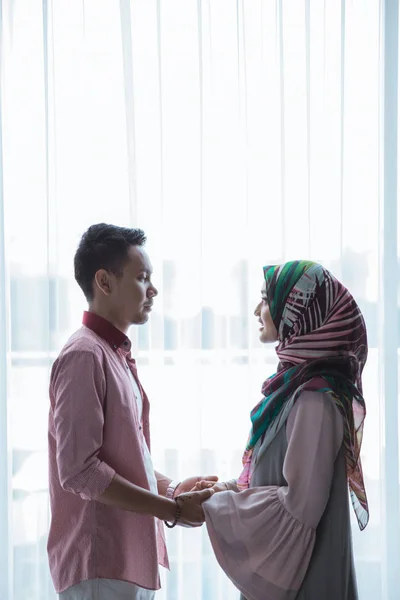Романтическая мусульманская пара держась за руки — стоковое фото
