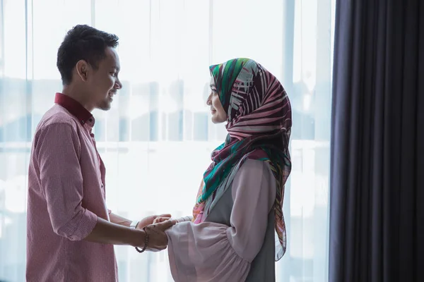 浪漫的穆斯林夫妇牵着手 — 图库照片