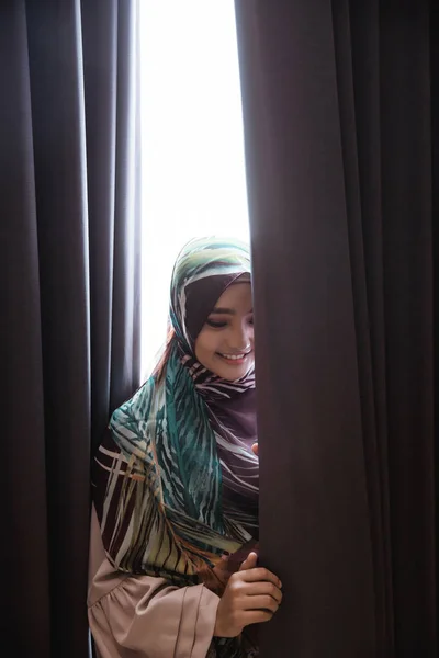 Mujer musulmana asiática con hiyab — Foto de Stock