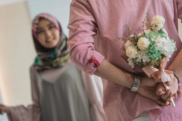 イスラム教徒の女性が男性から花を持つ — ストック写真