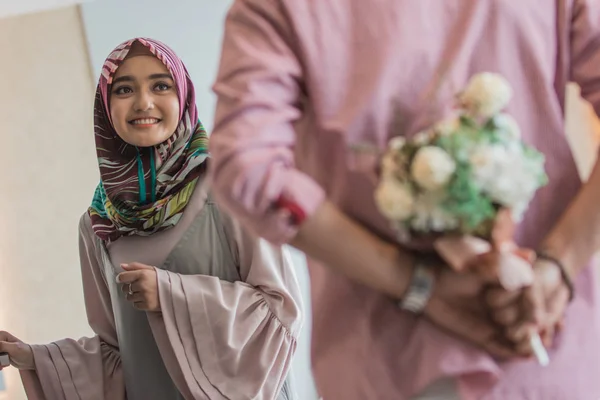 Muslim wanita memiliki bunga dari laki-laki — Stok Foto