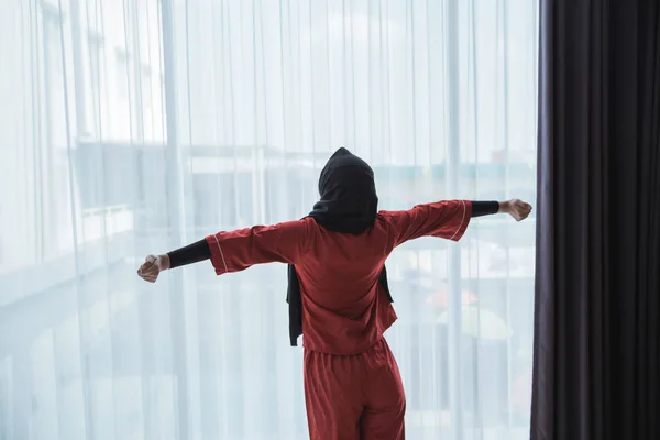 Asian muslim woman streching her arm — Stock Photo, Image