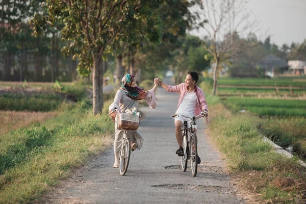 Pareja musulmana montando una bicicleta — Foto de Stock