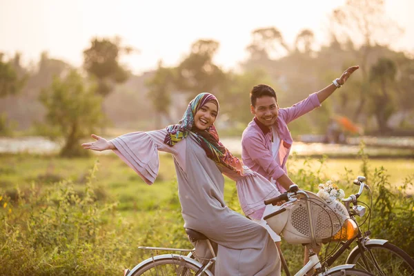 Couple musulman profiter de monter un vélo — Photo