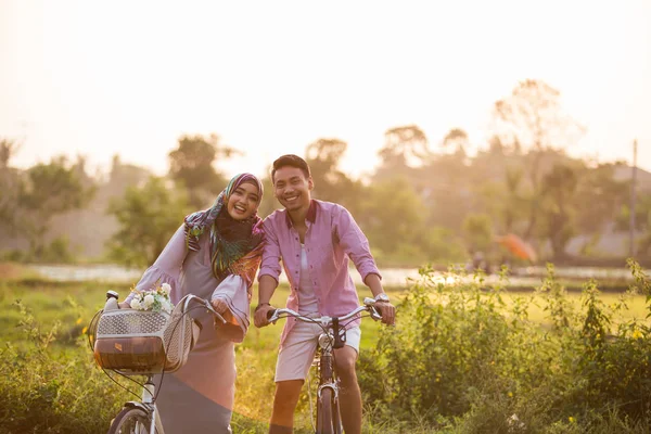 Couple musulman en vélo — Photo