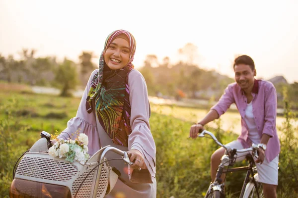 Casal muçulmano andar de bicicleta — Fotografia de Stock