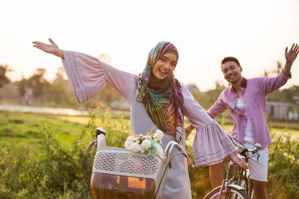 Casal muçulmano desfrutando de passeio de bicicleta — Fotografia de Stock