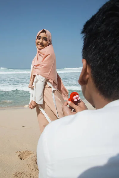 Propose the girl that he loved — Stock Photo, Image