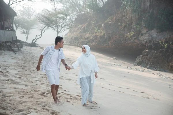 Muslimisches Paar gemeinsam am Strand — Stockfoto