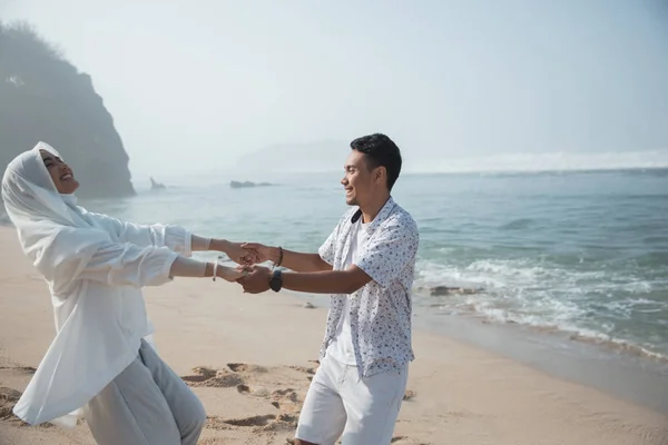 Muslim couple at the beach together — Stock Photo, Image