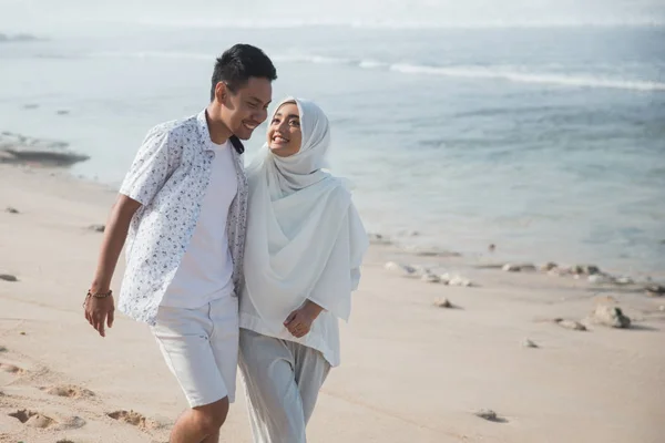 Muslim pasangan di pantai bersama-sama — Stok Foto