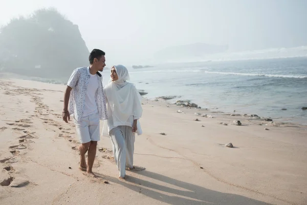 Muslimische Frau und Mann an der Hand — Stockfoto