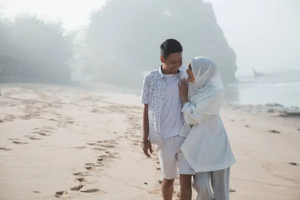 Pareja musulmana en la playa juntos — Foto de Stock