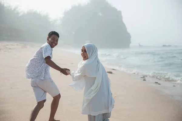 Pareja musulmana en la playa juntos — Foto de Stock