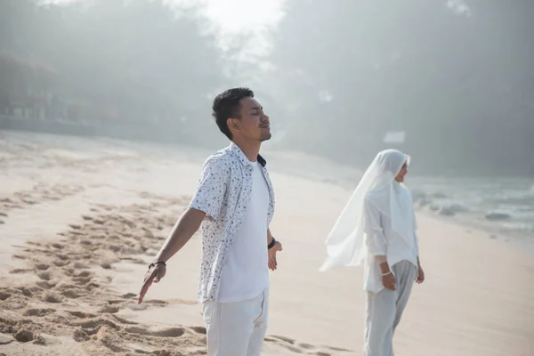 Jovem asiático casal aproveitando a praia — Fotografia de Stock