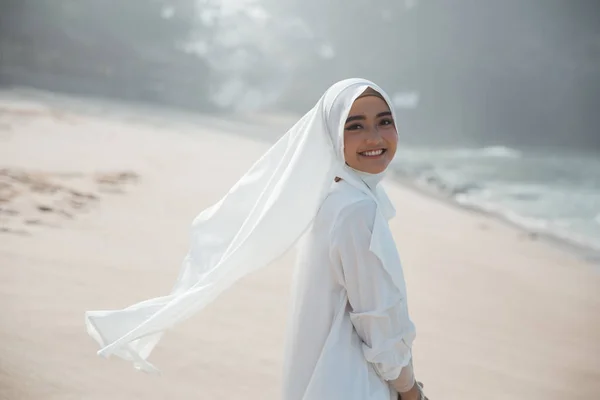 Portrait de femme musulmane asiatique en blanc — Photo