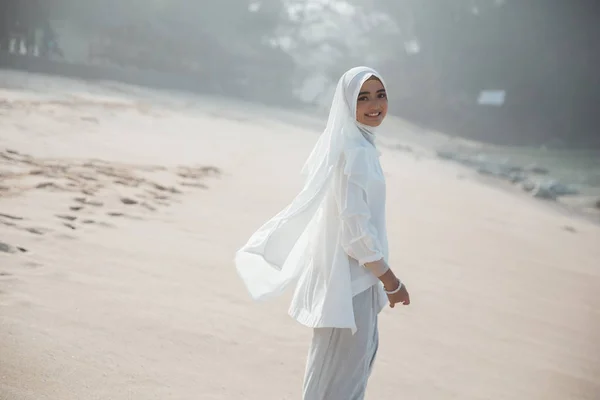 魅力的なアジアのイスラム教徒の女性の笑顔 — ストック写真