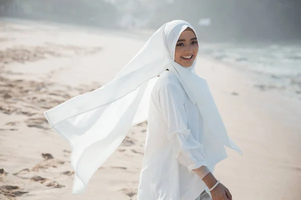 Retrato de mujer musulmana asiática en blanco — Foto de Stock