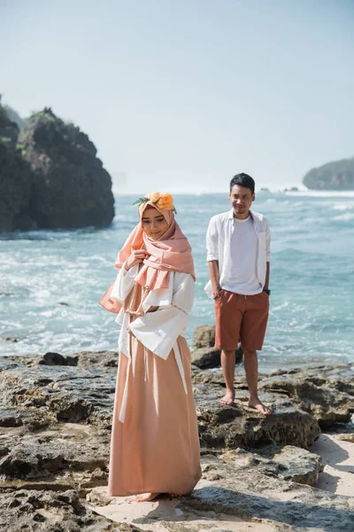一緒にビーチでイスラム教徒のカップル — ストック写真