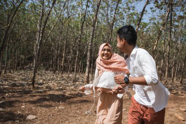 Müslüman çift doğada yürüyüş onların zaman zevk