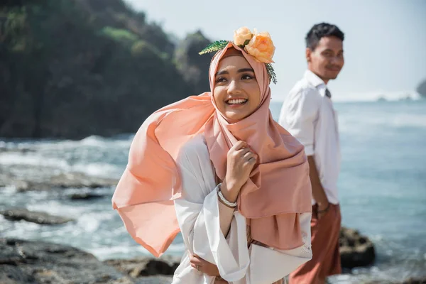 Muslim couple at the beach together — Stock Photo, Image