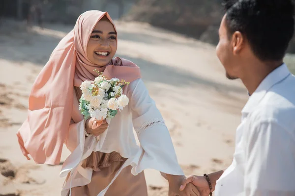 Muslim pasangan di pantai bersama-sama — Stok Foto