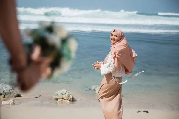 イスラム教徒の女性の花を得ることに驚く — ストック写真