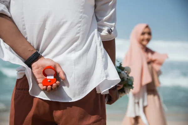 Mann Versteckt Einen Ring Hinter Seinem Rücken Bevor Einen Vorschlag — Stockfoto