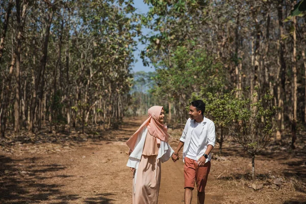 Asian muslim couple in the wood — Stock Photo, Image