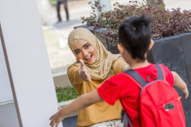 çalışan ve anne sarılma oğlu 
