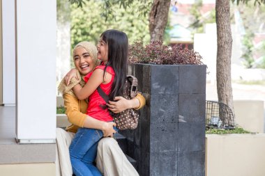 çalışan ve anne sarılma kızı