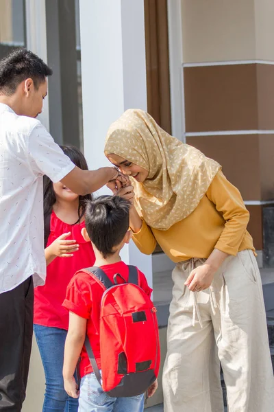 Vor dem Schulbesuch den Eltern die Hand schütteln — Stockfoto